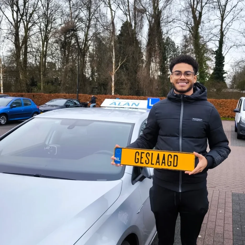 Ibrahim toont trots zijn GESLAAGD kenteken na het behalen van zijn rijbewijs bij Autorijschool ALAN Ibrahim toont trots zijn GESLAAGD kenteken na het behalen van zijn rijbewijs bij Autorijschool ALAN