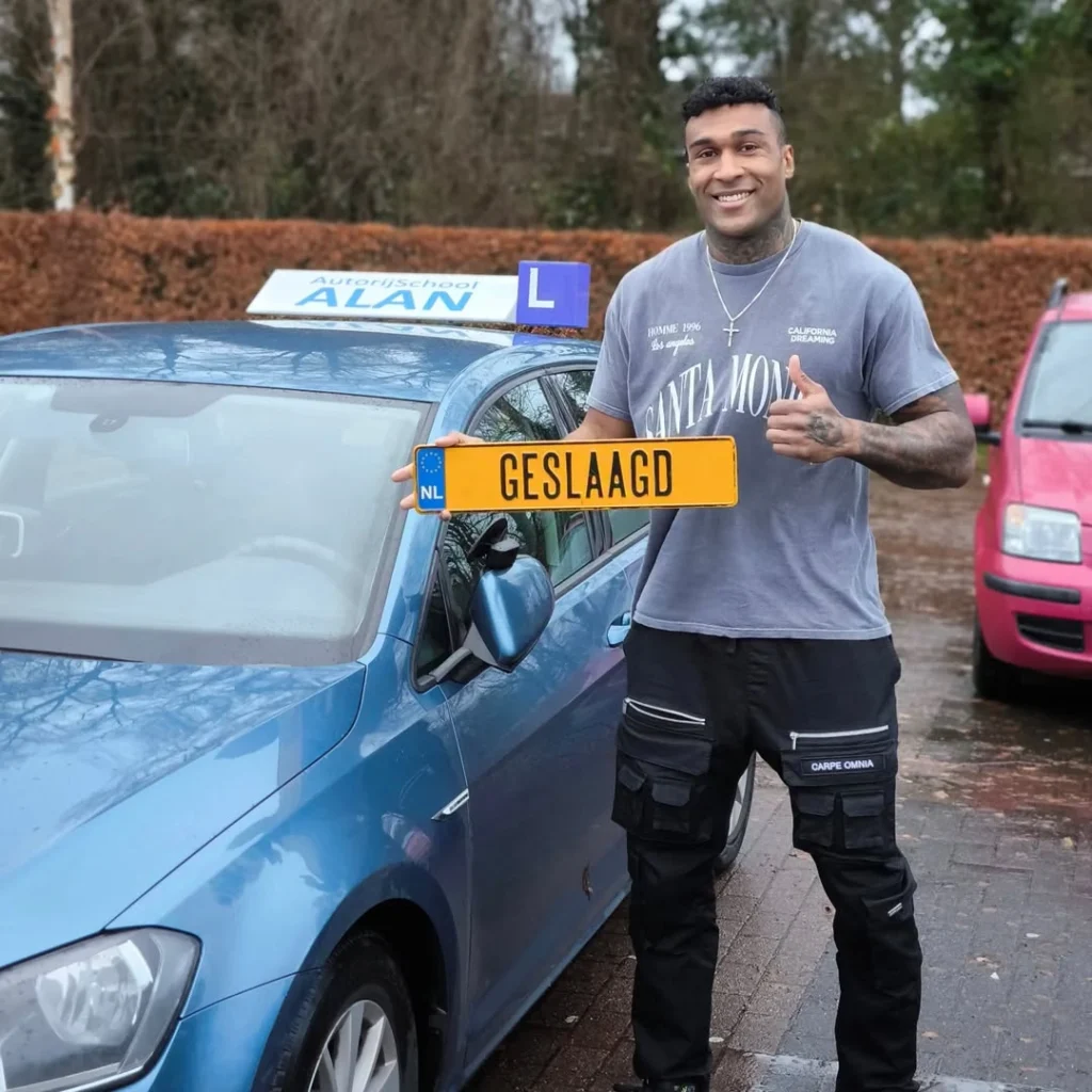 Marlon toont trots zijn Nederlandse rijbewijs na het slagen voor zijn rijexamen bij Autorijschool ALAN Marlon toont trots zijn Nederlandse rijbewijs na het slagen voor zijn rijexamen bij Autorijschool ALAN