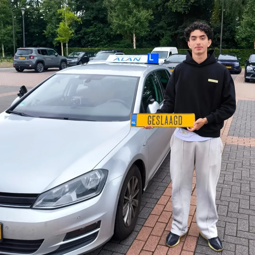 Youssef toont trots zijn GESLAAGD kenteken na het behalen van zijn rijbewijs bij rijschool ALAN in Rotterdam Youssef toont trots zijn GESLAAGD kenteken na het behalen van zijn rijbewijs bij rijschool ALAN in Rotterdam
